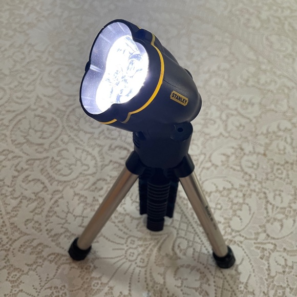 STANLEY MAXLIFE 369 Tripod LED Flashlight - Picture 5 of 8